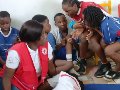 Des élèves de la BRIF participent à une formation pratique aux premiers secours animée par des instructeurs de la Croix-Rouge Béninoise.
