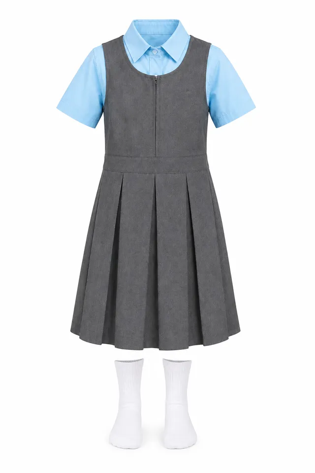 Rendu studio de la tenue quotidienne : robe chasuble portée sur une chemise, avec des chaussettes.